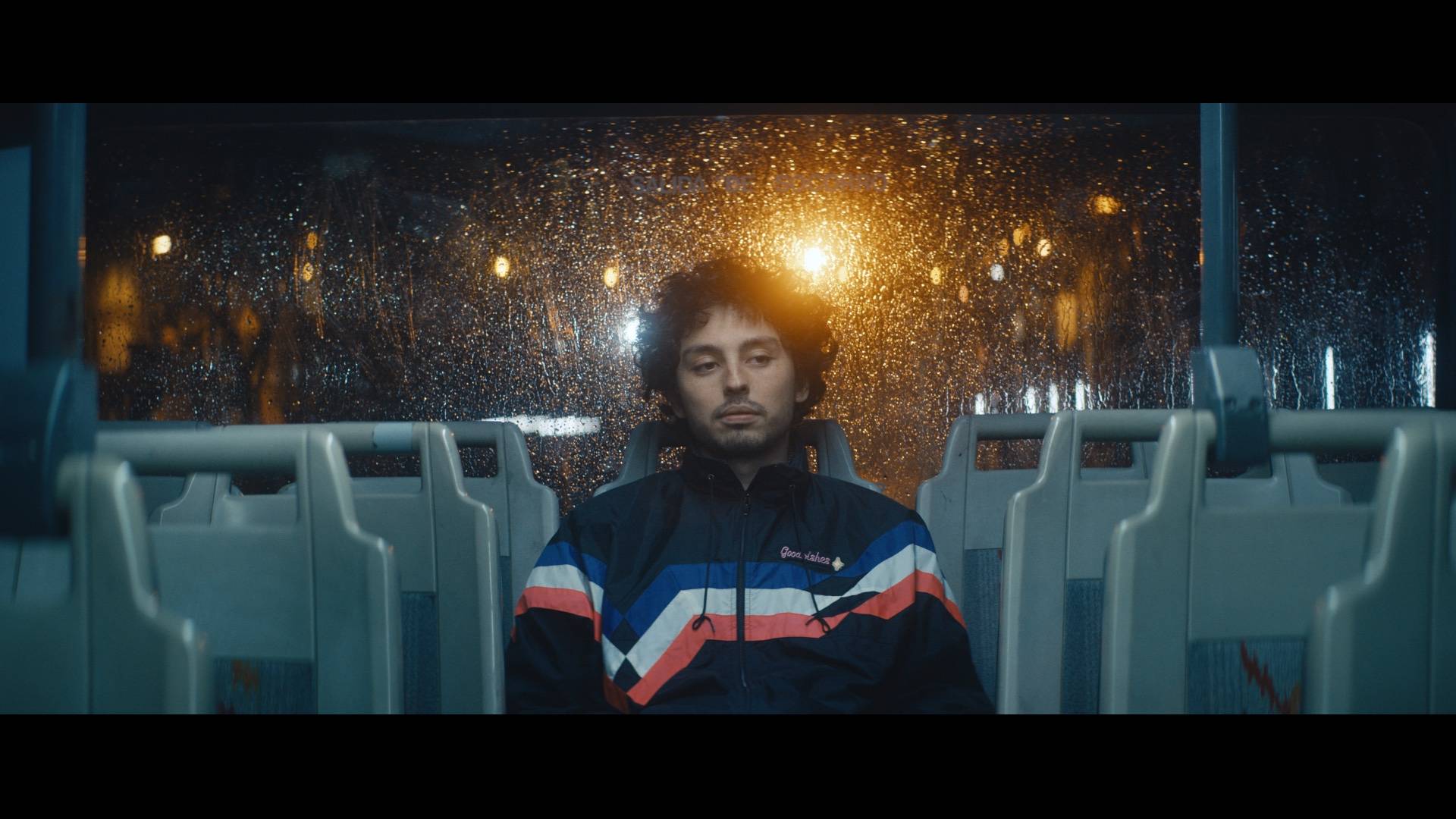 Aldi cendrillon Man sitting alone at the back of the bus